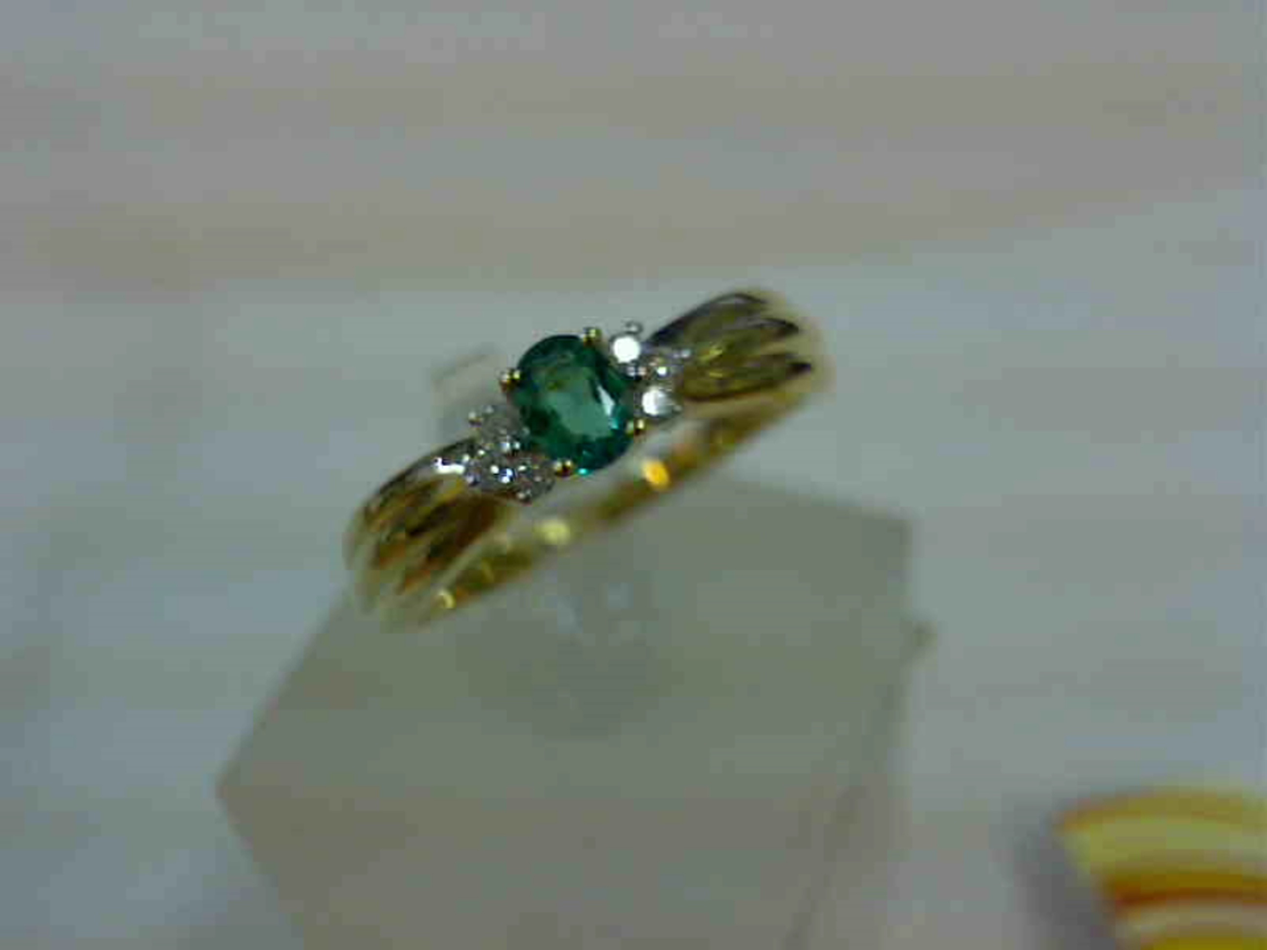 Кольцо из золота с изумрудом г/т