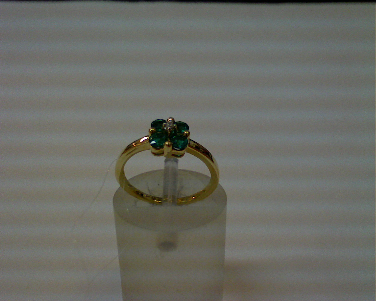 Кольцо из золота с изумрудом г/т