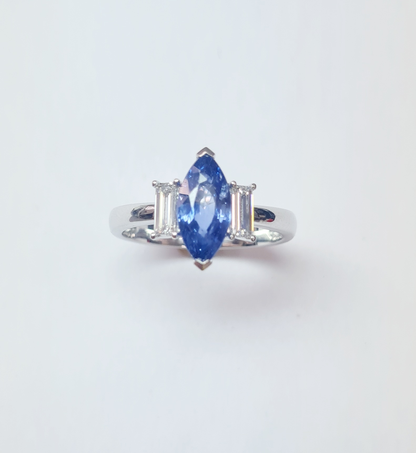 Кольцо из золота с сапфиром