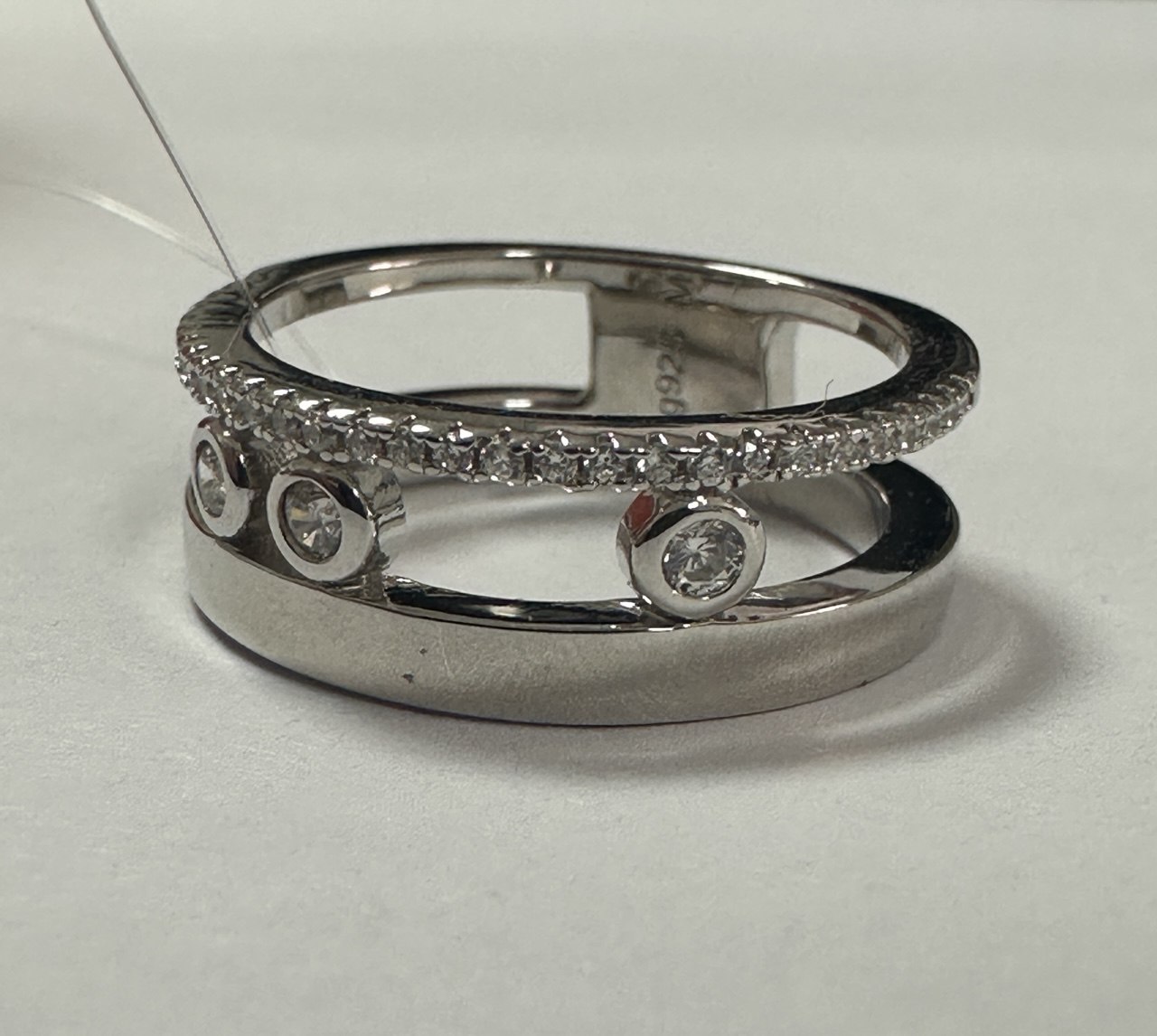 Кольцо из серебра с фианитом