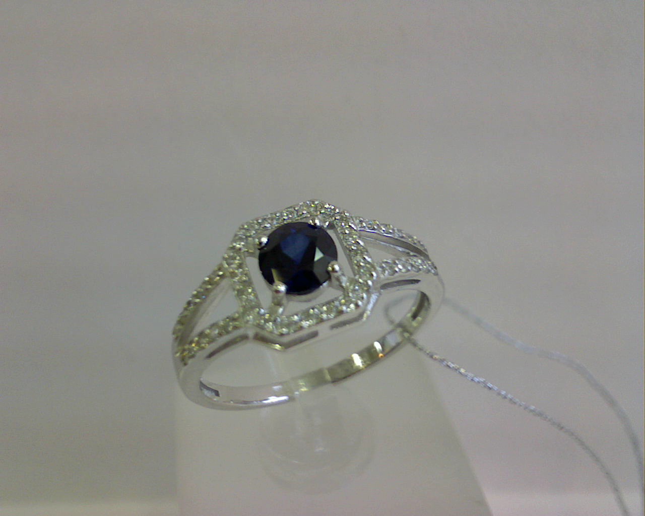 Кольцо из золота с сапфиром