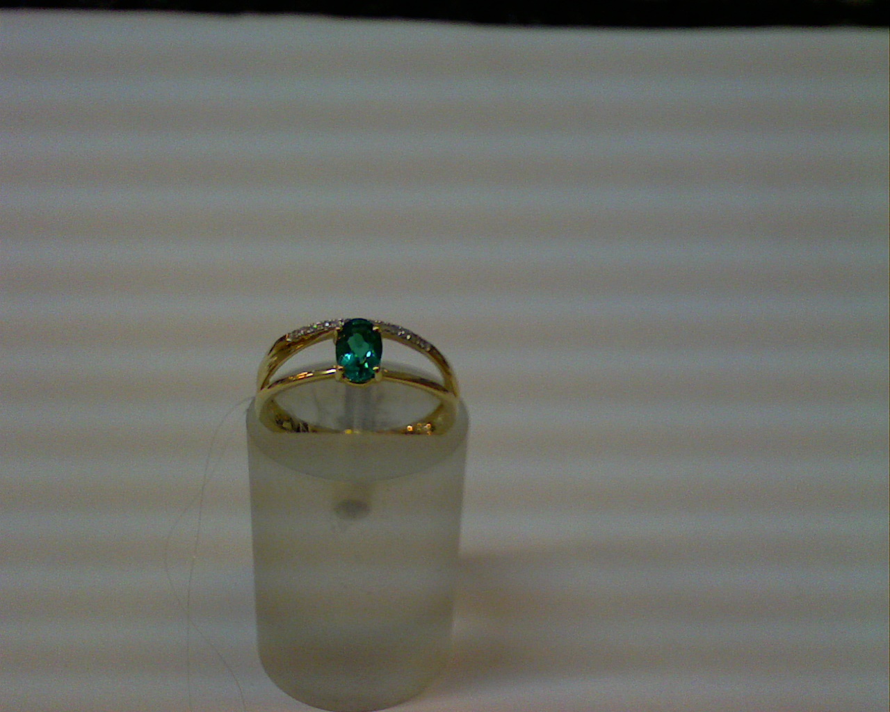 Кольцо из золота с изумрудом г/т