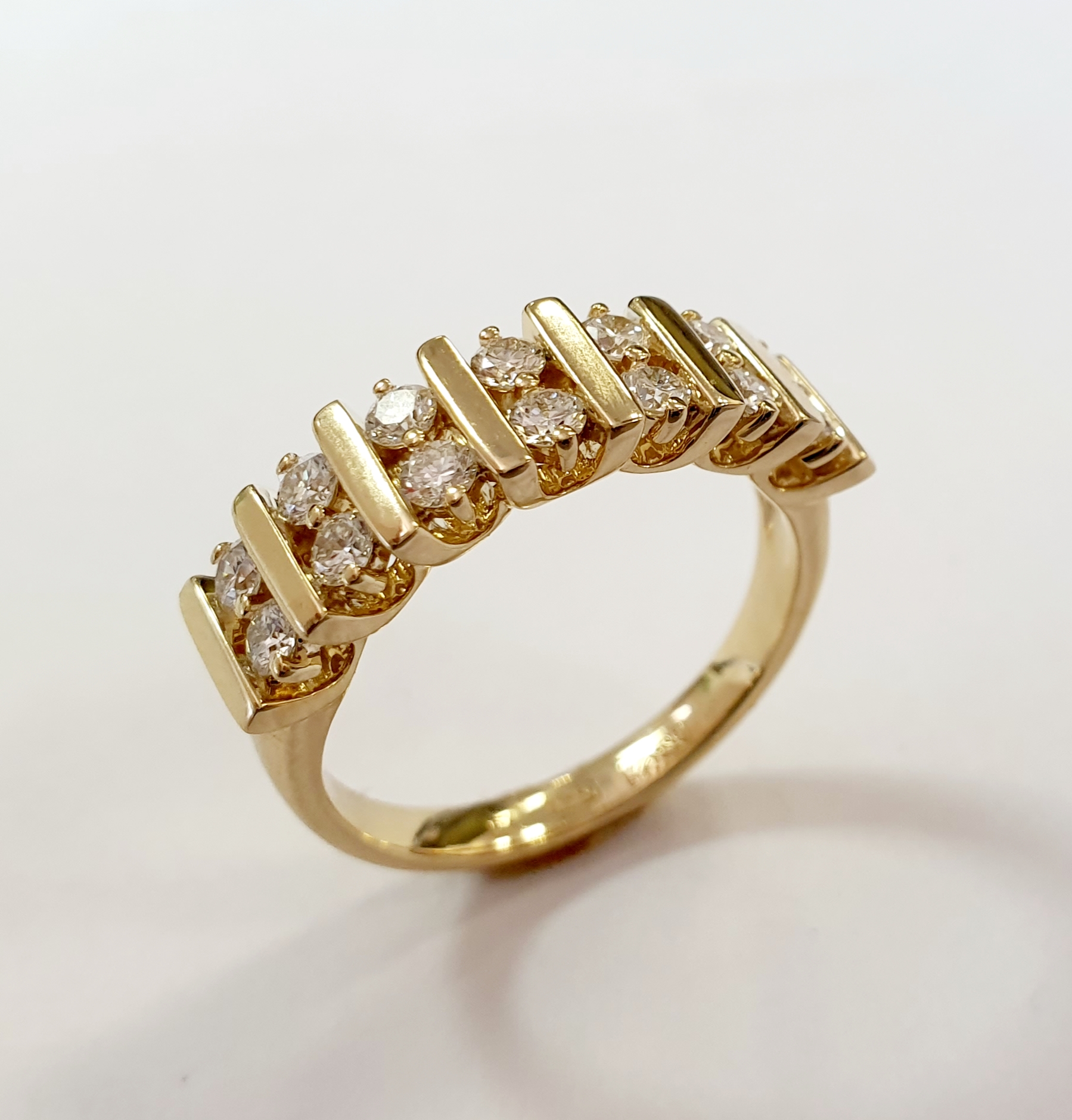 Кольцо из золота с бриллиантом