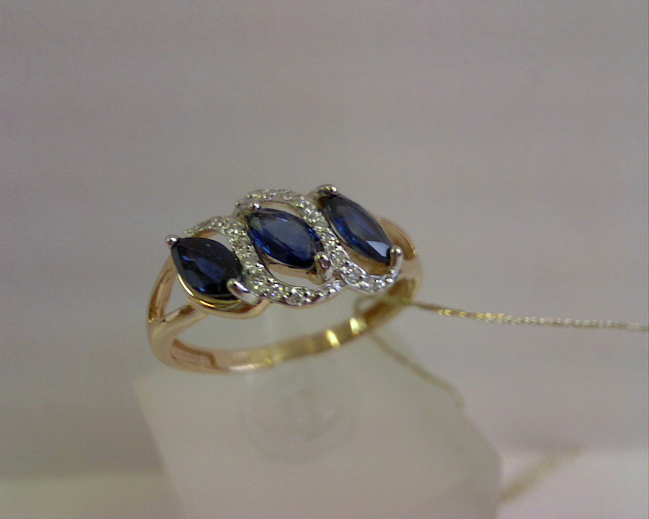 Кольцо из золота с сапфиром