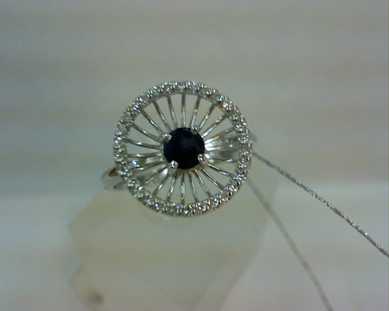 Кольцо из золота с сапфиром