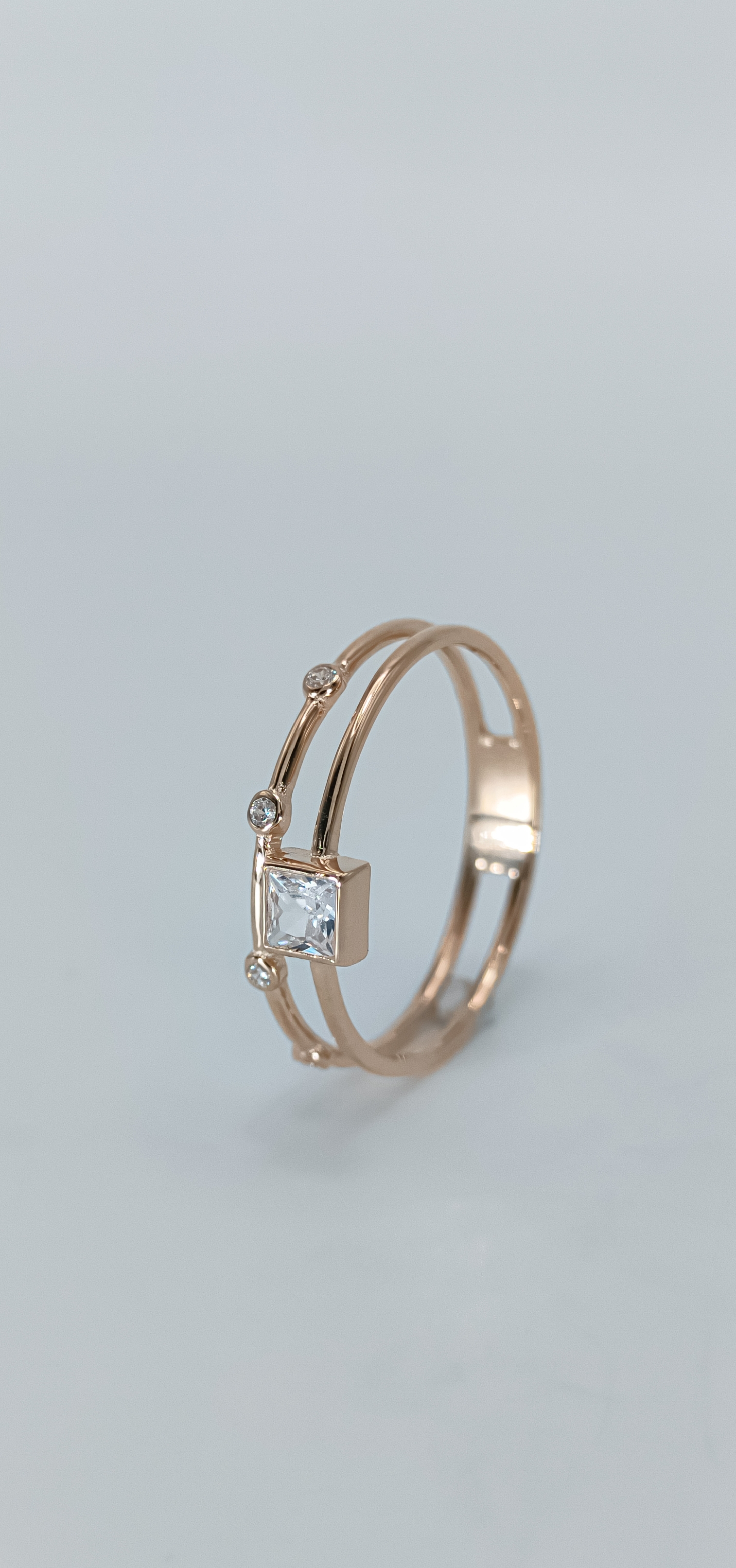 Кольцо из золота с фианитом